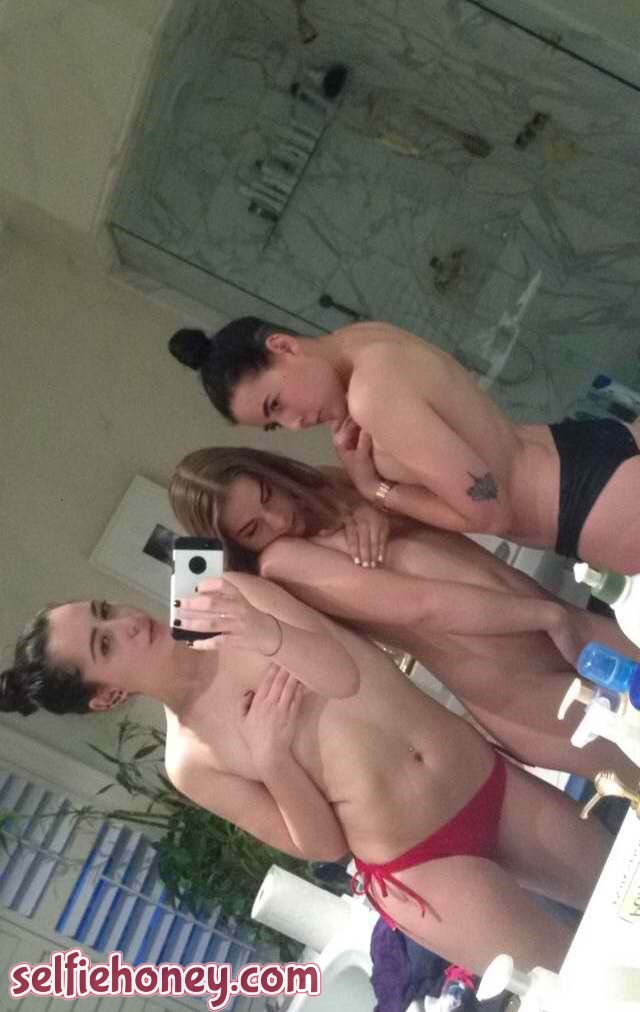 Girls doing naked selfies Group Of Nude Girls Taking Selfies Groufies Selfiehoney Com
